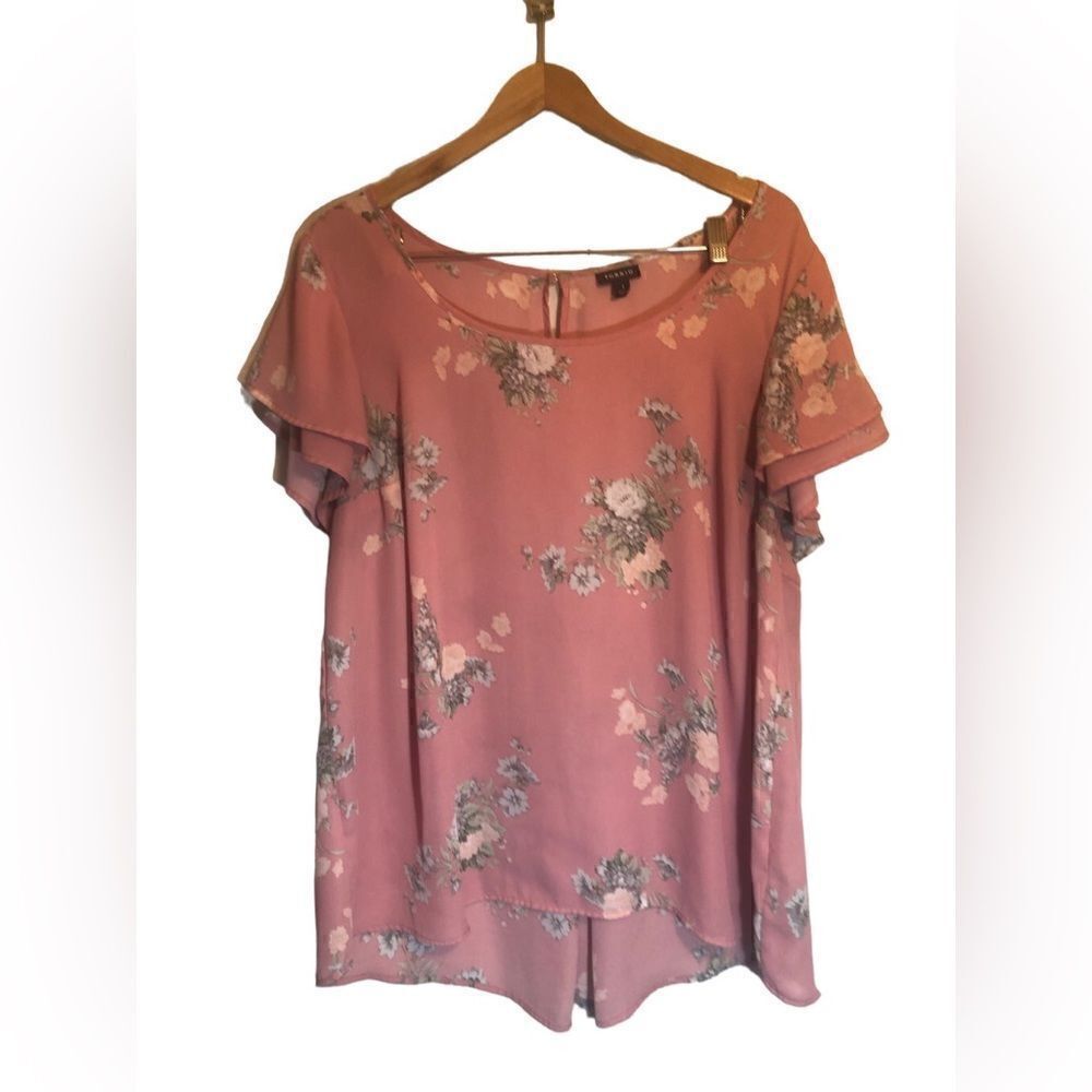 Torrid Floral Georgette Double Flutter Cap   Hi lo Pullover Blouse. Size 1.